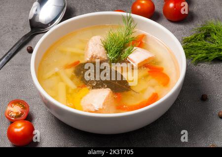 Leckere Fischsuppe mit Lachs, Kartoffeln in einer weißen Schüssel Stockfoto