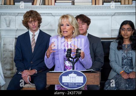 First Lady Dr. Jill Biden begrüßt und stellt das Class of 2022 National Student Poets Program für eine kurze Lyriklesung vor, die von Ada LimÃ³n, 24. Poet Laureate der Vereinigten Staaten, am Dienstag, 27. September 2022, im State Dining Room im Weißen Haus in Washington, DC, moderiert wurde. Seit seiner Gründung im Jahr 2012 hat das National Student Poets Program die wesentliche Rolle des Schreibens und der Künste für den akademischen und persönlichen Erfolg der Gemeinden im ganzen Land gezeigt und zeichnet jährlich einen Dichter aus jeder der fünf geografischen Regionen der USA aus. Kredit: Rod Lampey/CNP Stockfoto