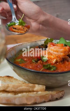 Leckere italienische Tomatensuppe mit Meeresfrüchte-Cachukko Stockfoto