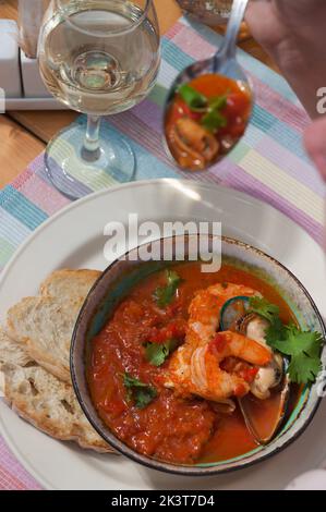 Leckere italienische Tomatensuppe mit Meeresfrüchte-Cachukko Stockfoto