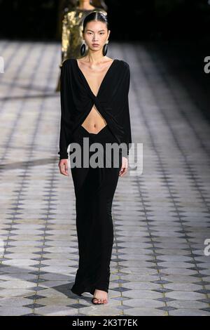 Paris, Frankreich. 27. September 2022. SAINT LAURENT SS23 Runway während der Pariser Modewoche am 2022. September - Paris, Frankreich. 27/09/2022 Credit: dpa/Alamy Live News Stockfoto