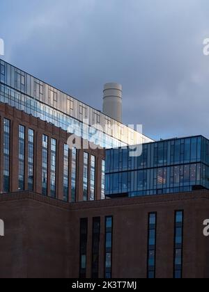 Die kürzlich verglasten Seiten des Battersea Power Station spiegeln einen scharfen, hellen Winterhimmel wider. Stockfoto