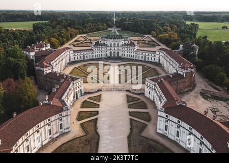 ITALIEN, TURIN, 2022: Die Palazzina di caccia von Stupinigi gehört zu den Residenzen des Königshauses von Savoyen in Norditalien und gehört zum UNESCO-Weltkulturerbe. Es wurde Anfang des 18.. Jahrhunderts als königliche Jagdhütte erbaut und befindet sich in Stupinigi. Stockfoto