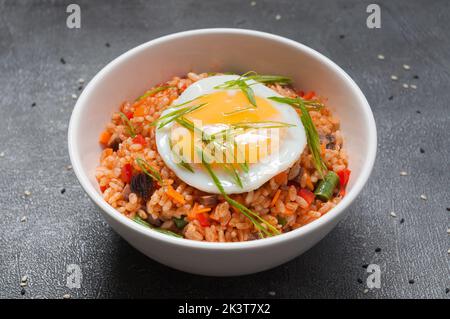 Schmackhafter Reis mit Gemüse und Ei. japanische Küche Stockfoto
