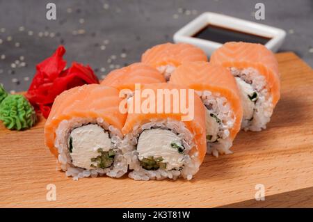 Maki Sushi. Brötchen mit Frischkäse-Gurke und Lachs Stockfoto