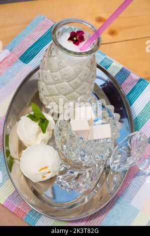 Im Restaurant gibt es einen leckeren Milchshake aus Speiseeis mit Marshallows Stockfoto