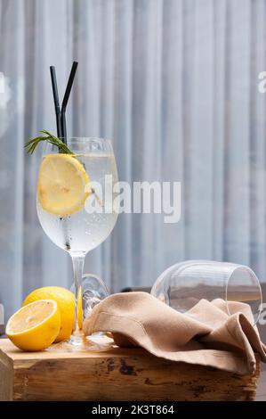 Ein Glas leckeren Gin und Tonic mit Zitrone in einem Restaurant Stockfoto