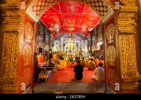 CHIANG MAI, THAILAND - 13. OKTOBER 2015: Buddhistische Mönche führen traditionelle Zeremonien im Wat Phra That Doi Suthep, einem Tempel auf dem Berg Doi Suthep, durch Stockfoto