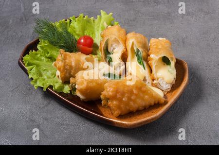 Leckere frittierte Hähnchen, Mozzarella und grüne Zwiebelrollen Stockfoto