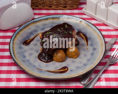 Im Restaurant gibt es leckere gegrillte Schweinerippchen mit idaho-Kartoffeln Stockfoto