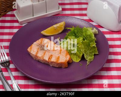 Leckeres gegrilltes Lachssteak mit Kräutern und Zitrone Stockfoto