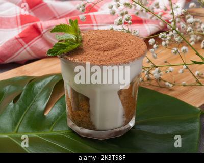 Leckeres klassisches italienisches Tiramisu-Dessert in einer Glastasse Stockfoto