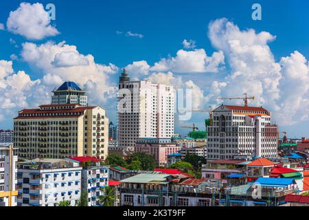 Yangon, Skyline der Innenstadt von Myanmar mit Hochhäusern am Nachmittag. Stockfoto