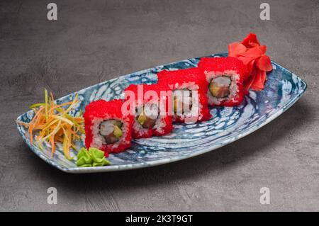 Leckere Sushi-Brötchen mit Shrimp-Lachs, Thunfisch und Masago-Kaviar Stockfoto