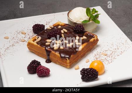 Belgische Waffeln mit Schokolade, Eis und Brombeeren Stockfoto