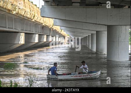 Neu-Delhi, Delhi, Indien. 28. September 2022. Ein Mann rudert sein Boot entlang der überfluteten Ufer des Yamuna-Flusses in Neu-Delhi. Die Ufer des Flusses Yamuna wurden aufgrund der starken Regenfälle in Neu-Delhi überflutet. (Bild: © Kabir Jhangiani/ZUMA Press Wire) Stockfoto
