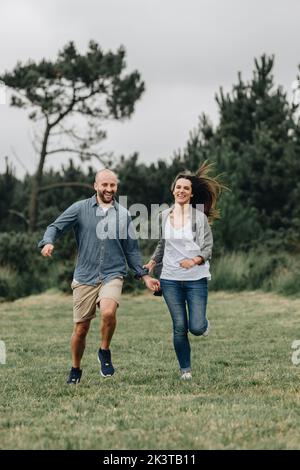 Seitenansicht eines liebenden Paares, das in den Bergen spielt Stockfoto