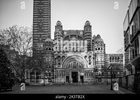 Westminster Cathedral im Morgenlicht zu Weihnachten, Schwarz-Weiß, London Stockfoto