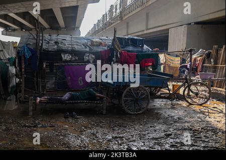 Neu-Delhi, Delhi, Indien. 28. September 2022. Ein Mann ruht an den überfluteten Ufern des Yamuna-Flusses in Neu-Delhi. Die Ufer des Flusses Yamuna wurden aufgrund der starken Regenfälle in Neu-Delhi überflutet. (Bild: © Kabir Jhangiani/ZUMA Press Wire) Stockfoto
