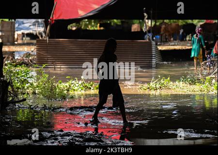 Neu-Delhi, Delhi, Indien. 28. September 2022. Ein Mädchen durchläuft die überfluteten Ufer des Yamuna-Flusses in Neu-Delhi. Die Ufer des Flusses Yamuna wurden aufgrund der starken Regenfälle in Neu-Delhi überflutet. (Bild: © Kabir Jhangiani/ZUMA Press Wire) Stockfoto
