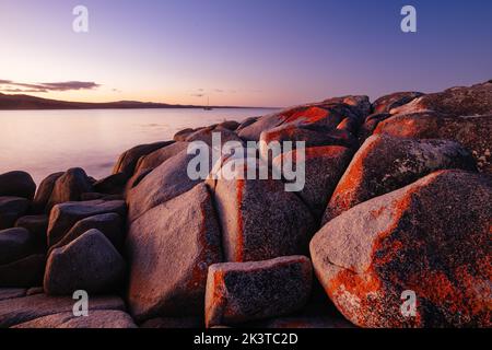 Sonnenuntergang in der Binalong Bay in Tasmanien, Australien Stockfoto