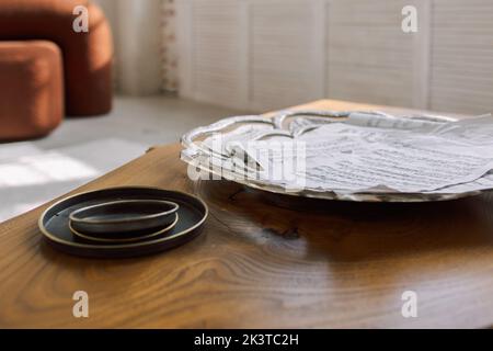 Notenblätter auf Holztisch verstreut. Stockfoto