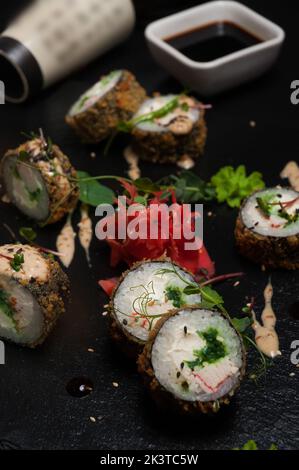 Leckere Tempura-Sushi-Brötchen mit Krabbenfleisch, Frischkäse, Algen Stockfoto