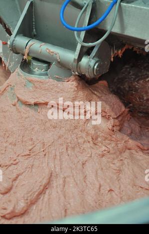 Herstellung von Fleischwurstprodukten. Herstellung von Hackfleisch in einem Cutter. Stockfoto