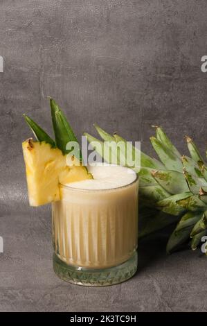 Sweet Pina Colada ist ein traditioneller karibischer Cocktail mit Rum, Kokosmilch und Ananassaft Stockfoto