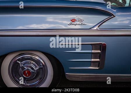 Daona Beach, FL - 28. November 2020: Nahaufnahme der Seitenverkleidung von einem Chevrolet BelAir Impala Sport Coupe Hardtop aus dem Jahr 1958 auf einer lokalen Automobilausstellung. Stockfoto