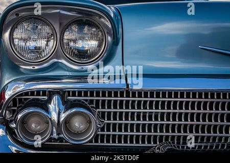 Daona Beach, FL - 28. November 2020: Nahaufnahme des Kühlergrills und der Frontbeleuchtung in der Detailansicht eines Chevrolet BelAir Impala Sport Coupe Hardtop aus dem Jahr 1958 bei einem Stockfoto