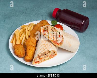 Leckeres Combo-Set: Shawarma mit Nuggets, Pommes frites und einem Getränk Stockfoto