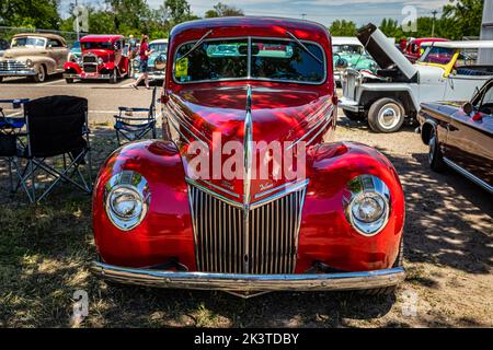 Falcon Heights, MN - 18. Juni 2022: Hochperspektivische Vorderansicht eines Ford V8 Deluxe Coupés aus dem Jahr 1939 auf einer lokalen Automobilausstellung. Stockfoto