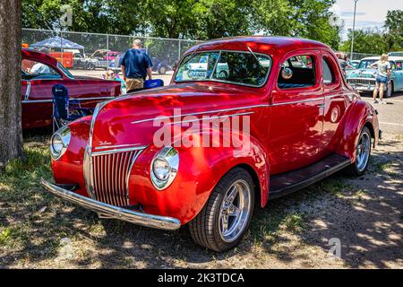 Falcon Heights, MN - 18. Juni 2022: Vorderansicht eines Ford V8 Deluxe Coupés aus dem Jahr 1939 auf einer lokalen Automobilausstellung. Stockfoto