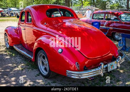 Falcon Heights, MN - 18. Juni 2022: Hochperspektivische Rückansicht eines Ford V8 Deluxe Coupés aus dem Jahr 1939 auf einer lokalen Automobilausstellung. Stockfoto