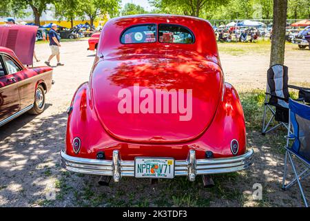 Falcon Heights, MN - 18. Juni 2022: Hochperspektivische Rückansicht eines 1939 Ford V8 Deluxe Coupés auf einer lokalen Automobilausstellung. Stockfoto