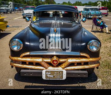 Falcon Heights, MN - 18. Juni 2022: Hochperspektivische Frontansicht eines Pontiac Chieftain Eight Coupés aus dem Jahr 1951 auf einer lokalen Automobilausstellung. Stockfoto