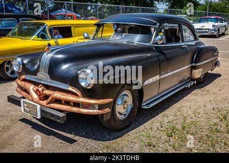 Falcon Heights, MN - 18. Juni 2022: Vorderansicht eines Pontiac Chieftain Eight Coupés aus dem Jahr 1951 auf einer lokalen Automobilausstellung. Stockfoto