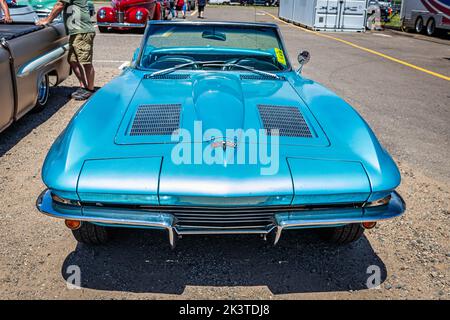 Falcon Heights, MN - 18. Juni 2022: Hochperspektivische Frontansicht eines 1963 Chevrolet Corvette Stingray Cabriolets auf einer lokalen Automobilmesse. Stockfoto