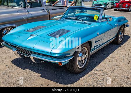 Falcon Heights, MN - 18. Juni 2022: Vorderansicht eines Chevrolet Corvette Stingray Cabriolets aus dem Jahr 1963 auf einer lokalen Automobilmesse. Stockfoto