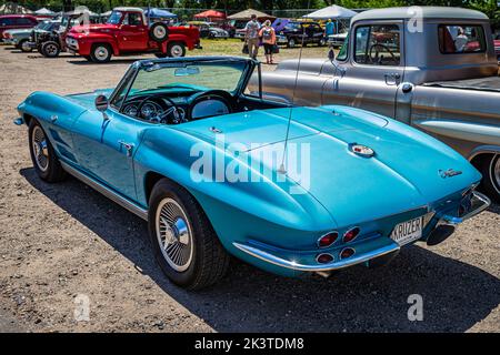 Falcon Heights, MN - 18. Juni 2022: Hochperspektivische Rückansicht eines 1963 Chevrolet Corvette Stingray Cabriolets auf einer lokalen Automobilmesse. Stockfoto
