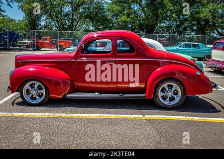 Falcon Heights, MN - 18. Juni 2022: Hochperspektivische Seitenansicht eines Ford Deluxe Flathead V8 Coupés aus dem Jahr 1940 auf einer lokalen Automobilausstellung. Stockfoto