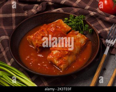 Leckere gefüllte Kohlrollen mit Fleisch in Tomatensauce Stockfoto