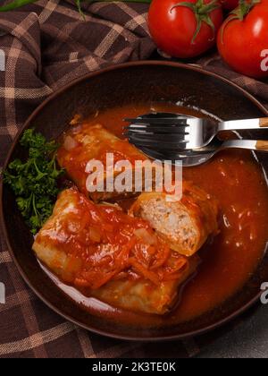 Leckere gefüllte Kohlrollen mit Fleisch in Tomatensauce Stockfoto