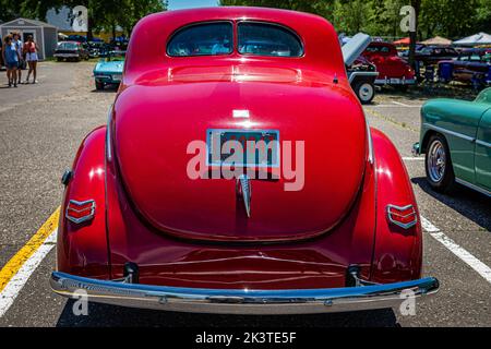 Falcon Heights, MN - 18. Juni 2022: Hochperspektivische Rückansicht eines Ford Deluxe Flathead V8 Coupés aus dem Jahr 1940 auf einer lokalen Automobilausstellung. Stockfoto