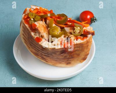 Leckere Shawarma mit Huhn, Gemüse und Jalapeno, mit Ketchup gegossen Stockfoto