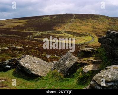 Grimspound bronzezeitliche Siedlung von den Felsen des Hookney Tor, Dartmoor, Devon aus gesehen. Stockfoto