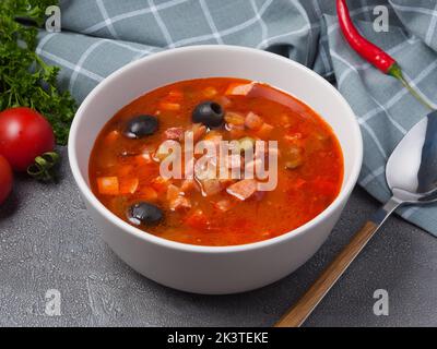 Solyanka ist eine leckere russische Suppe mit verschiedenen Fleisch- und Wurstsorten Stockfoto