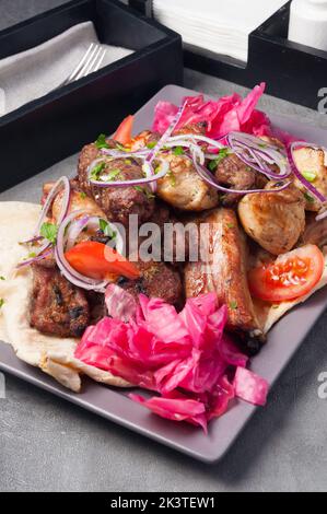 Verschiedene leckere Grillfleisch ist ein Gericht für eine große Firma in einem Restaurant Stockfoto