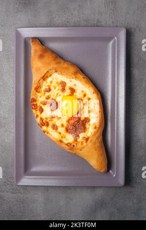 Leckere nationale georgische Gericht khachapuri in einem Teller. Draufsicht Stockfoto